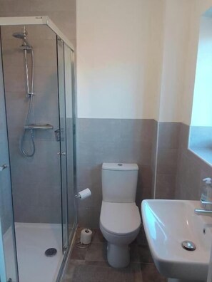 Douche, séchoir à cheveux, serviettes fournies