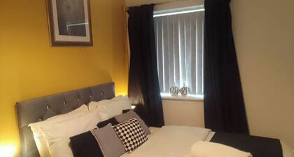 Apartment Sleeps 10 - Pets, Parking, Ev Charging
