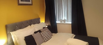 Apartment Sleeps 10 - Pets, Parking, Ev Charging