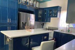 Frigorífico, microondas, horno y placa de cocina