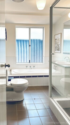 Sèche-cheveux, serviettes fournies, savon, shampoing