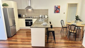 Fridge, microwave, oven, stovetop - High Street Retreat, Clean and Spacious, 4 Beds 3 Brms, 2 Car Auto-garage (Fremantle)