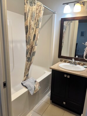 Shower, towels, soap, shampoo - Comfortable 2 bedroom 2 bathroom cottage. Pet friendly! (Parksville)