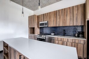 Fridge, microwave, oven, stovetop - Delightful West Loop 1BR w/ Gym, near Fulton Market & I-90, by Blueground (Chicago)