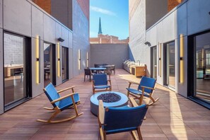 Outdoor dining - Delightful West Loop 1BR w/ Gym, near Fulton Market & I-90, by Blueground (Chicago)