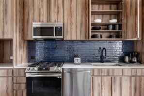 Fridge, microwave, oven, stovetop - Delightful West Loop 1BR w/ Gym, near Fulton Market & I-90, by Blueground (Chicago)