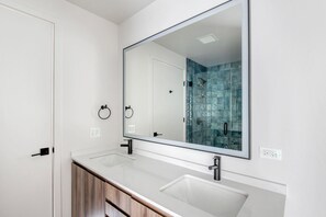 Séchoir à cheveux, serviettes fournies