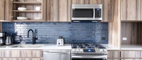 Refrigerador, microondas, horno, placa de cocina