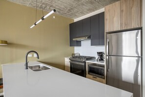 Fridge, microwave, oven, stovetop - Ideal West Loop Jr 1BR w/ Rooftop, Gym & Grills, nr Park, by Blueground (Chicago)