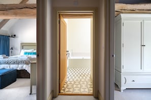 6 habitaciones, tabla de planchar con plancha y cuna de viaje 
