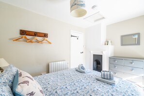 1 bedroom, iron/ironing board, Internet, bed sheets - Carpenters Cottage, Wighton, Norfolk (Wighton)