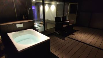 Premium Room | Bathroom | Free toiletries, hair dryer, towels, soap