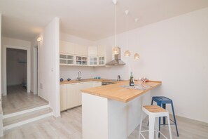 Refrigerador, horno, placa de cocina, lavavajillas