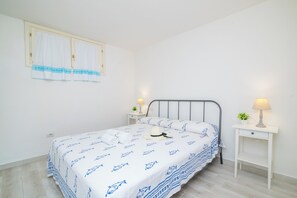 1 bedroom, bed sheets - I Fari 95 600m From The Beach, Porto San Paolo, Italy (Porto San Paolo)