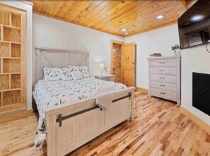 4 bedrooms, desk, iron/ironing board, WiFi
