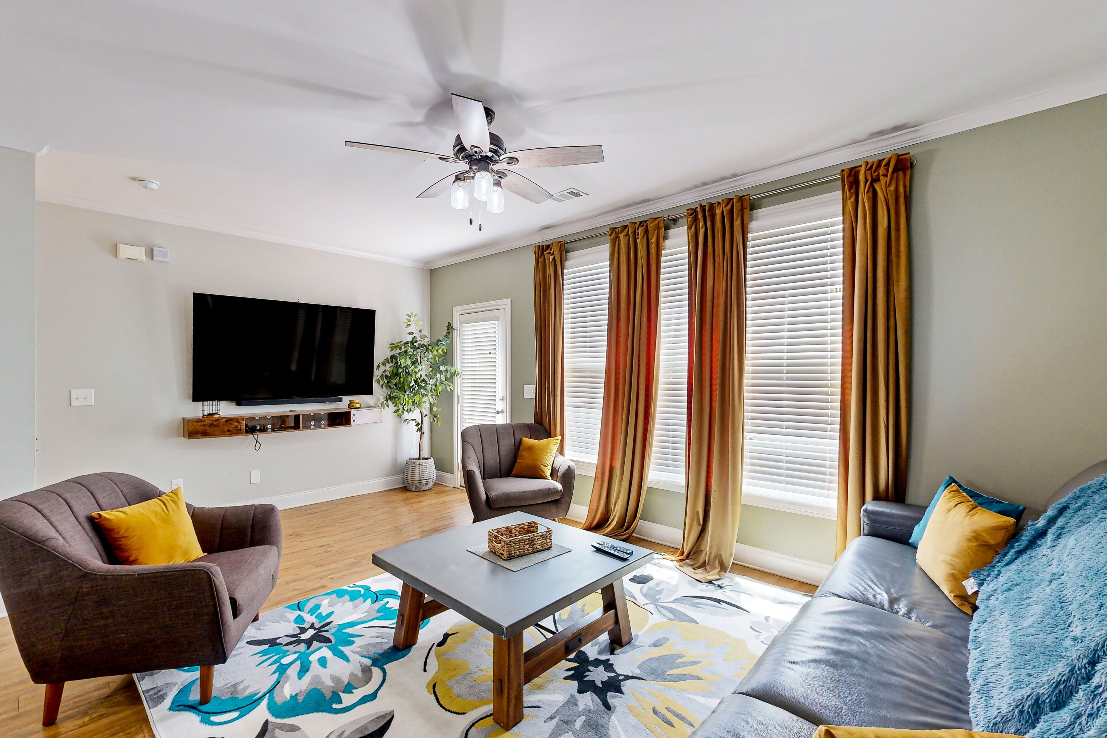 Multi-level townhome near downtown with balcony, streaming, BBQ, W/D, & AC