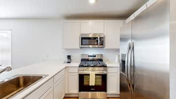 Geladeira, micro-ondas, fogão, cooktop