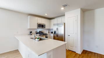 Réfrigérateur, micro-ondes, four, plaque de cuisson