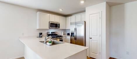 Réfrigérateur, micro-ondes, four, plaque de cuisson