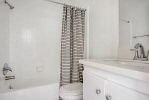 Secador de cabelo, toalhas de banho