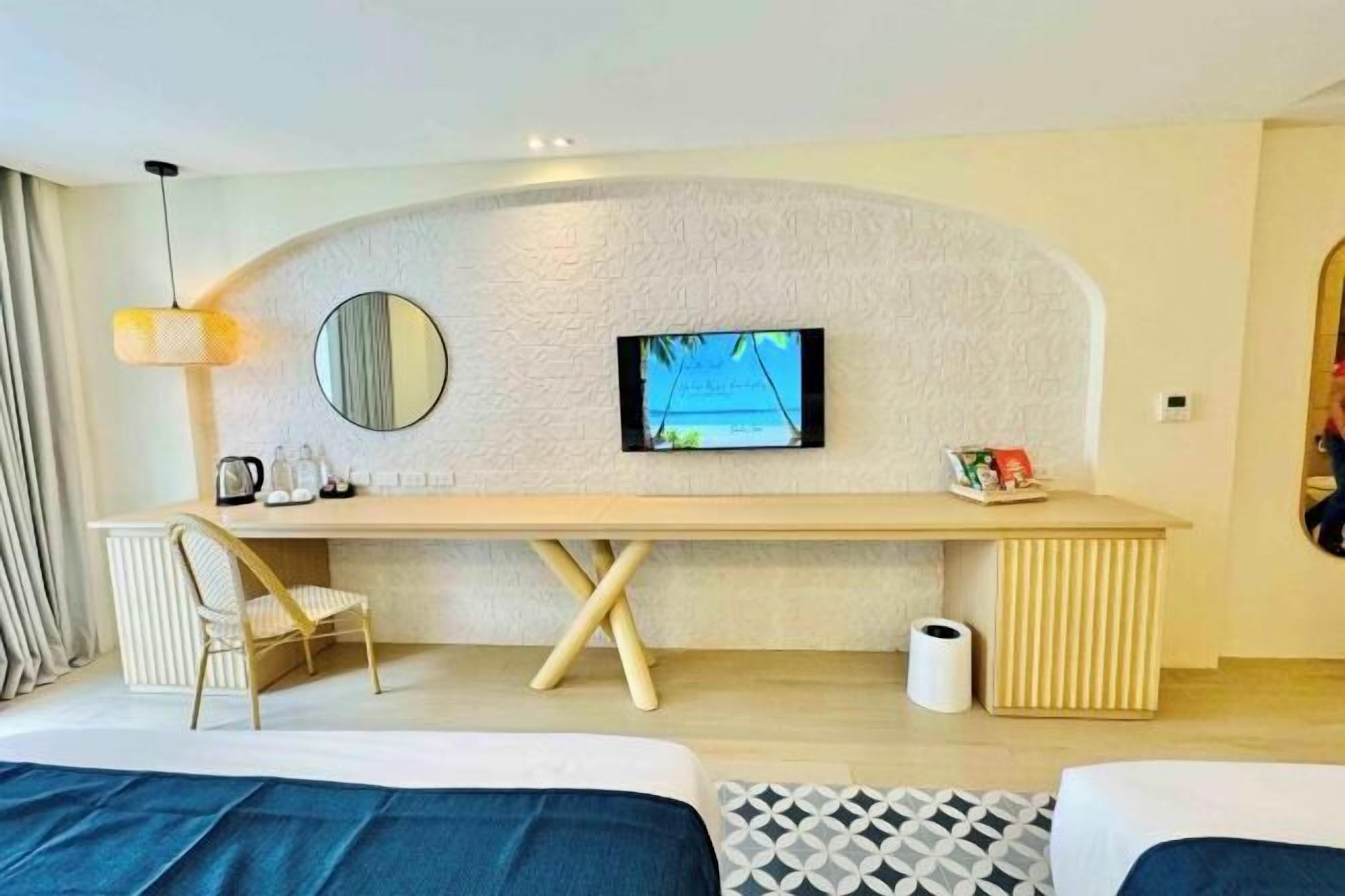 Frette Italian sheets, premium bedding, in-room safe, desk