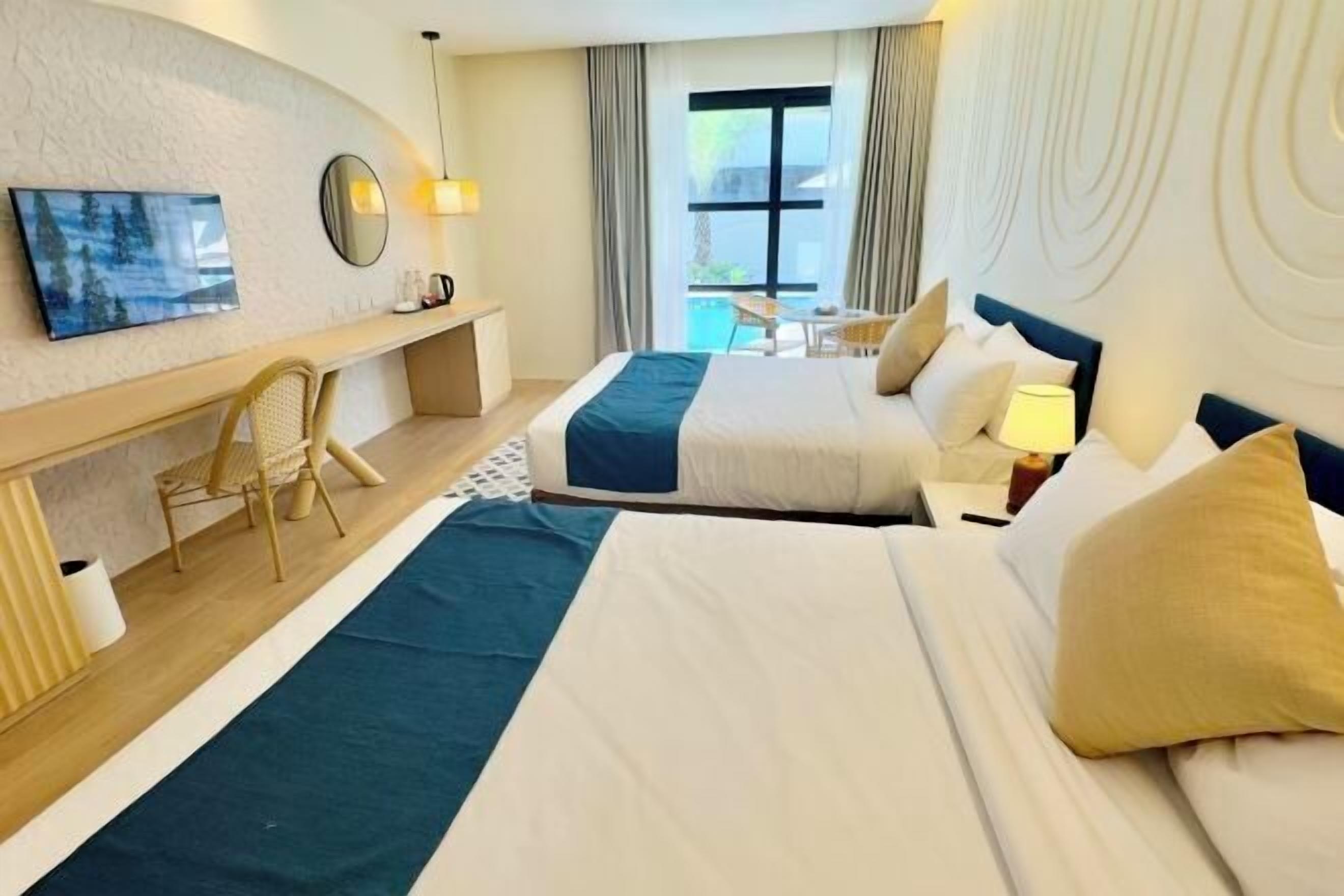 Frette Italian sheets, premium bedding, in-room safe, desk