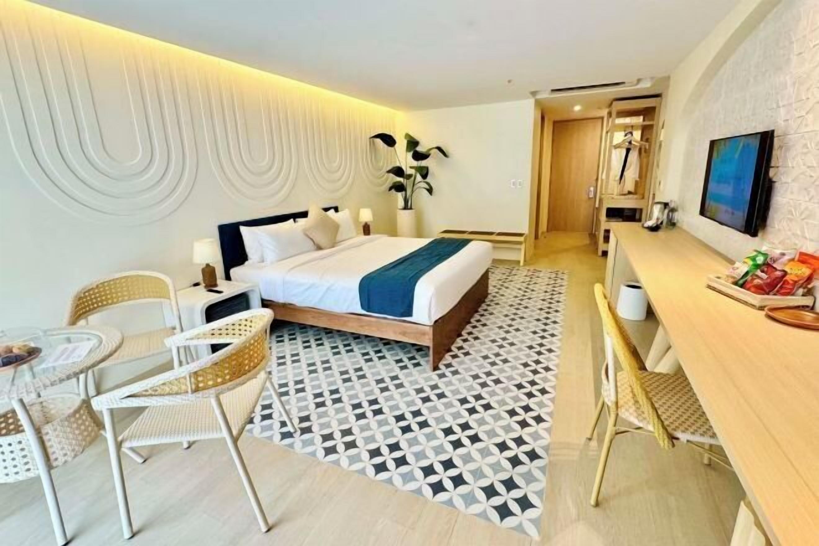 Frette Italian sheets, premium bedding, in-room safe, desk