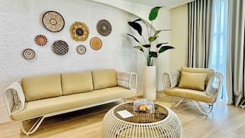 Executive Suite, Balcony, Partial Ocean View | Living area