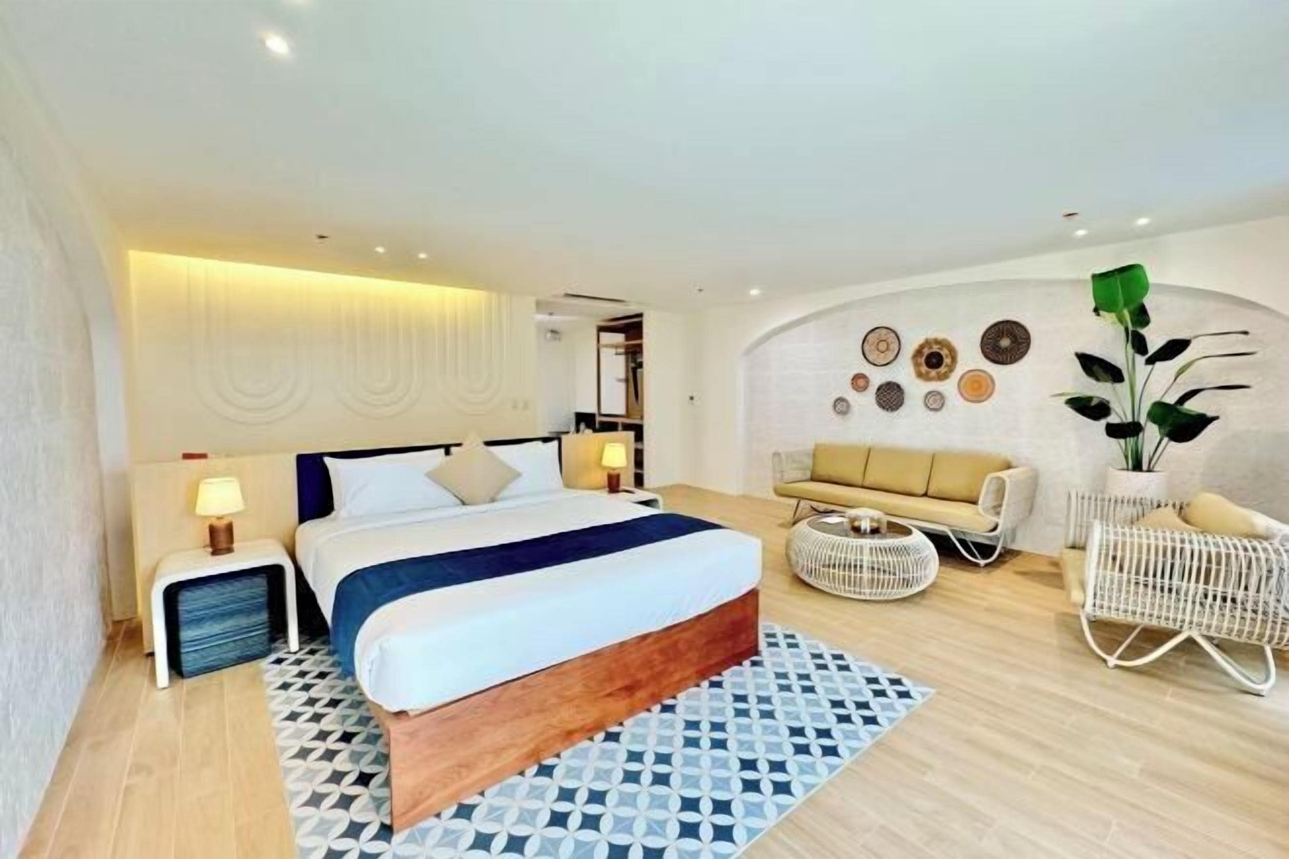 Frette Italian sheets, premium bedding, in-room safe, desk