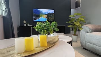 Casa clásica | Zona de estar | Smart TV de 27 pulgadas con canales digitales