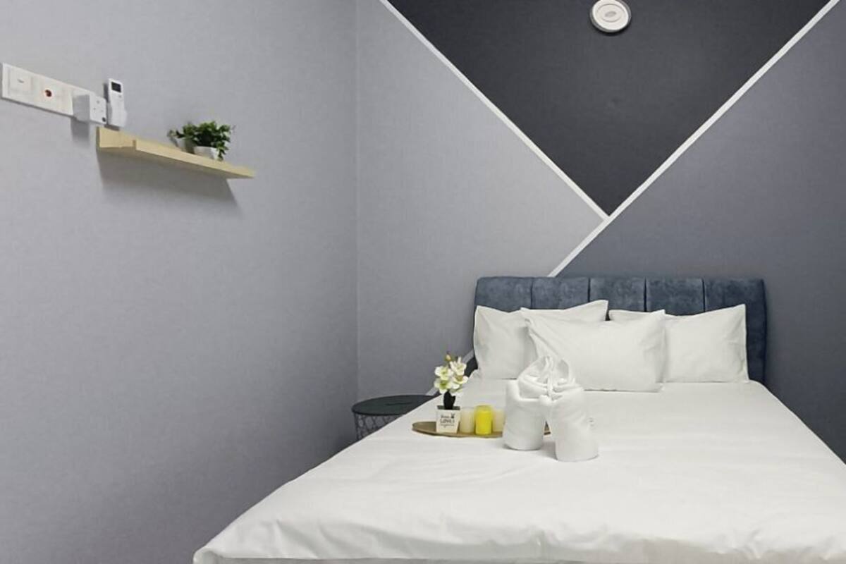 Cortinas blackout, tabla de planchar con plancha y wifi gratis 