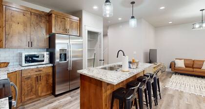 Newly built home in the heart of town - near fishing, hiking & Mesa Falls