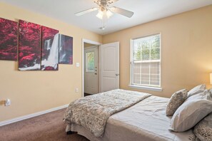4 bedrooms, iron/ironing board, free WiFi, bed sheets - Convenient Entire Home Sherman TX close to Austin college (Sherman)