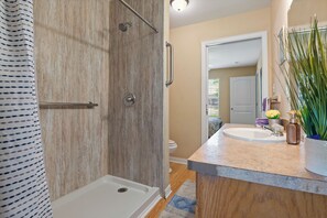 Shower, hair dryer, towels, toilet paper - Convenient Entire Home Sherman TX close to Austin college  (Sherman)