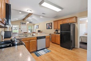 Fridge, microwave, oven, stovetop - Convenient Entire Home Sherman TX close to Austin college (Sherman)