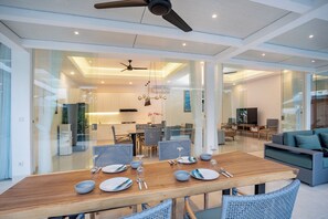 Villa familiale, patio, vue sur la piscine | Repas dans la chambre