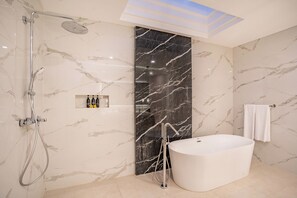 Villa familiale, patio, vue sur la piscine | Salle de bain | Articles de toilette (gratuits), pantoufles, serviettes fournies, savon