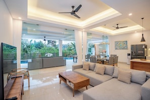 34-inch LCD TV with digital channels, Netflix, streaming services - AR Villa Sayan (Ubud)