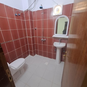 Habitación triple básica | Baño