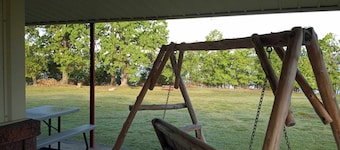 Secluded Lodge on Bull Shoals Lake in Yellville AR. Great property w/ boat dock!