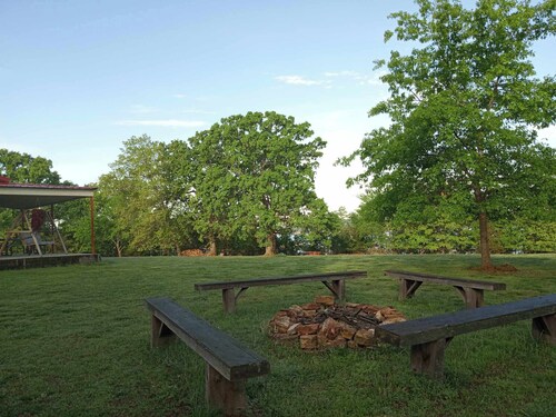 Secluded Lodge on Bull Shoals Lake in Yellville AR. Great property w/ boat dock!