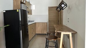 Cafetera y tetera, refrigerador, microondas y parrilla de estufa 