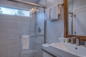 Shower, hair dryer, towels - 3BR with Mountain Views on FREE Bus Line (Breckenridge)