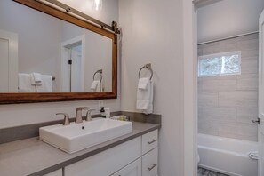 Douche, sèche-cheveux, serviettes fournies