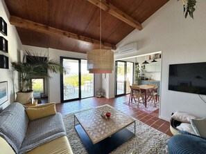 TV - Air-conditioned Mazet for 4 people, with shared pool in La Londe-Les-Maures (LA LONDE LES MAURES)