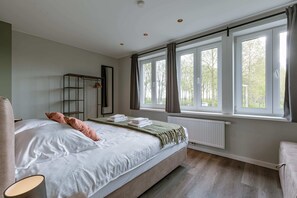 3 bedrooms, desk, iron/ironing board, travel cot