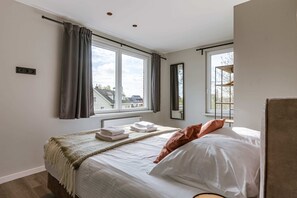 3 makuuhuonetta, silitysrauta/-lauta, vauvan matkasänky, Wi-Fi