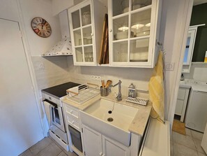 Frigorífico, microondas, horno y tostadora