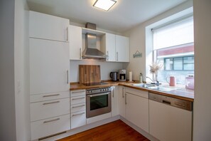 Fridge, oven, dishwasher, coffee/tea maker - Ocean Club - Exklusive Ferienwohnung: mit Balkon, Direktem Ostseeblick & Strandzugang (Timmendorfer Strand)