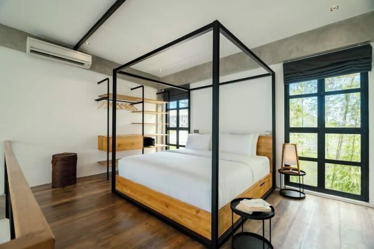 Desk, laptop workspace, iron/ironing board, free WiFi